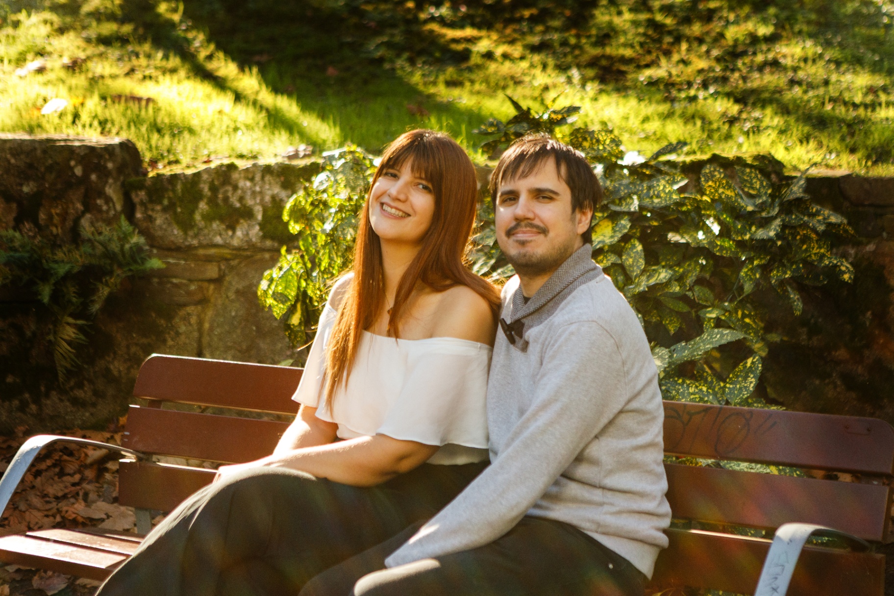 Sergio y Fátima abrazados en un paisaje gallego al atardecer